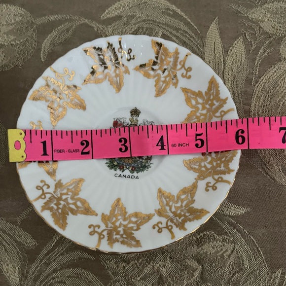 Royal Windsor Canada Gold Maple Leaf Teacup & Saucer - Picture 11 of 13